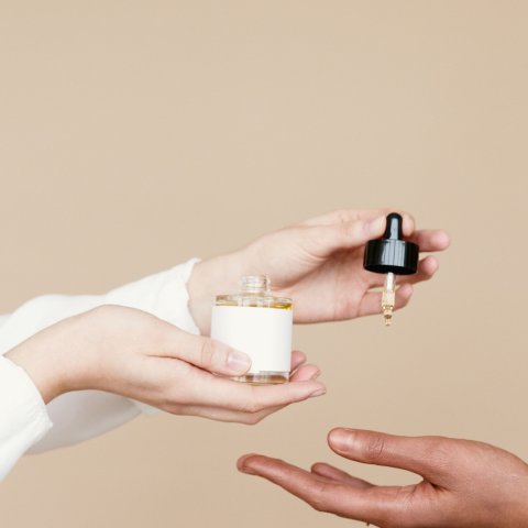 Zdjęcie: Retinol i jego alternatywy: bakuchiol, HPR, granactive retinoid – porównanie