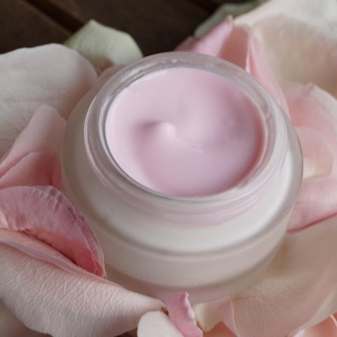 Retinol po 40: jak dawkować, jakie stężenie wybrać i kiedy przejść na silniejszy retinoid