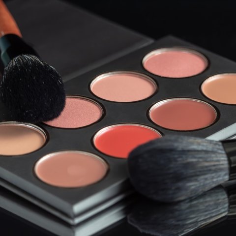 Zdjęcie: Blush draping 2026: róż na oczodołach i skroniach dla uniesionego efektu