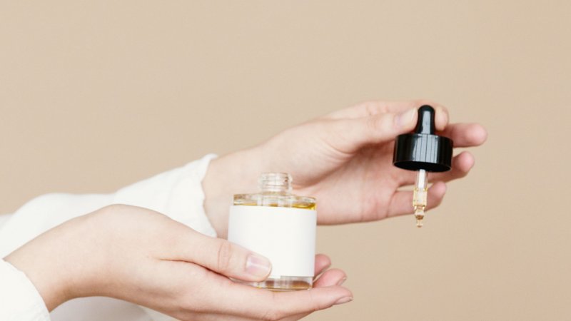 Zdjęcie: Retinol i jego alternatywy: bakuchiol, HPR, granactive retinoid – porównanie