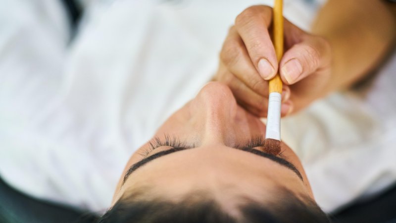 Zdjęcie: Skin tint i lekkie pokrycie: minimalistyczny makijaż na 2026 rok
