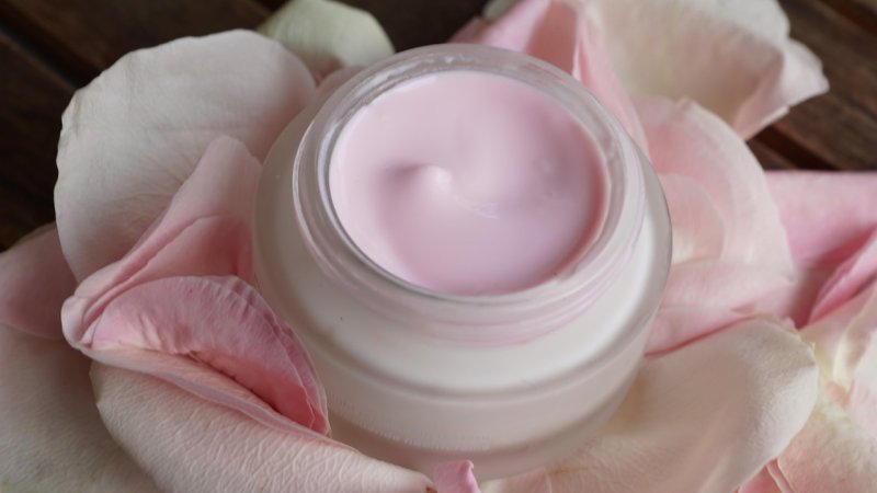 Zdjęcie: Retinol po 40: jak dawkować, jakie stężenie wybrać i kiedy przejść na silniejszy retinoid