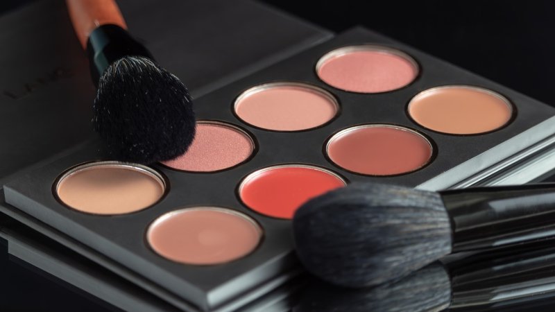 Zdjęcie: Blush draping 2026: róż na oczodołach i skroniach dla uniesionego efektu