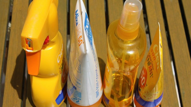 Zdjęcie: Reaplikacja SPF przez makijaż: spraye, pudry i techniki na cały dzień