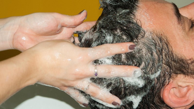 Zdjęcie: Łupież: skład szamponów leczniczych i kiedy iść do dermatologa