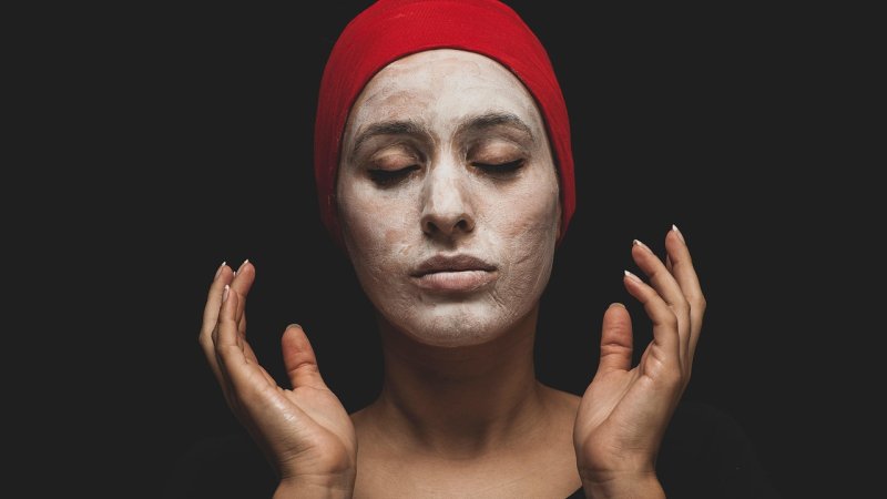 Zdjęcie: Maski gliniane: kaolin, bentonit i zielona glinka — który wybrać do cery?